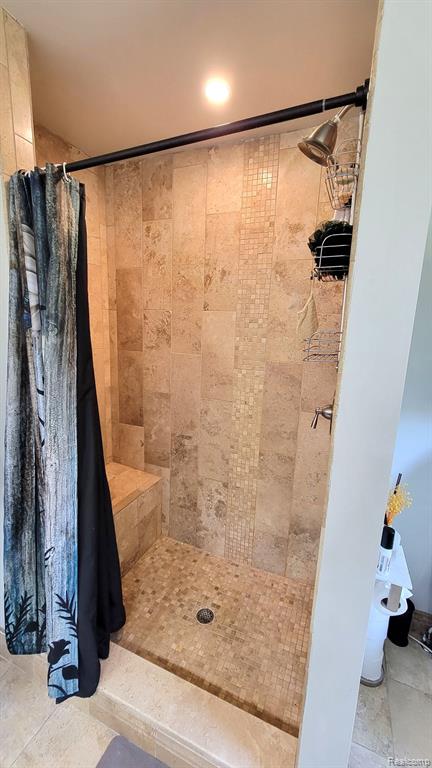 6192 N SHORE Drive, West Bloomfield, MI 48324 — Photo 31