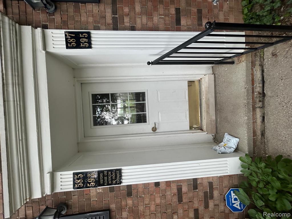595 E FOX HILLS Drive, Bloomfield Hills, MI 48304 — Photo 2
