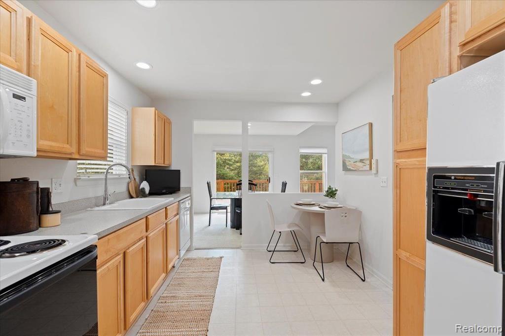 2076 RED MAPLE Lane, Commerce Twp, MI 48390 — Photo 15