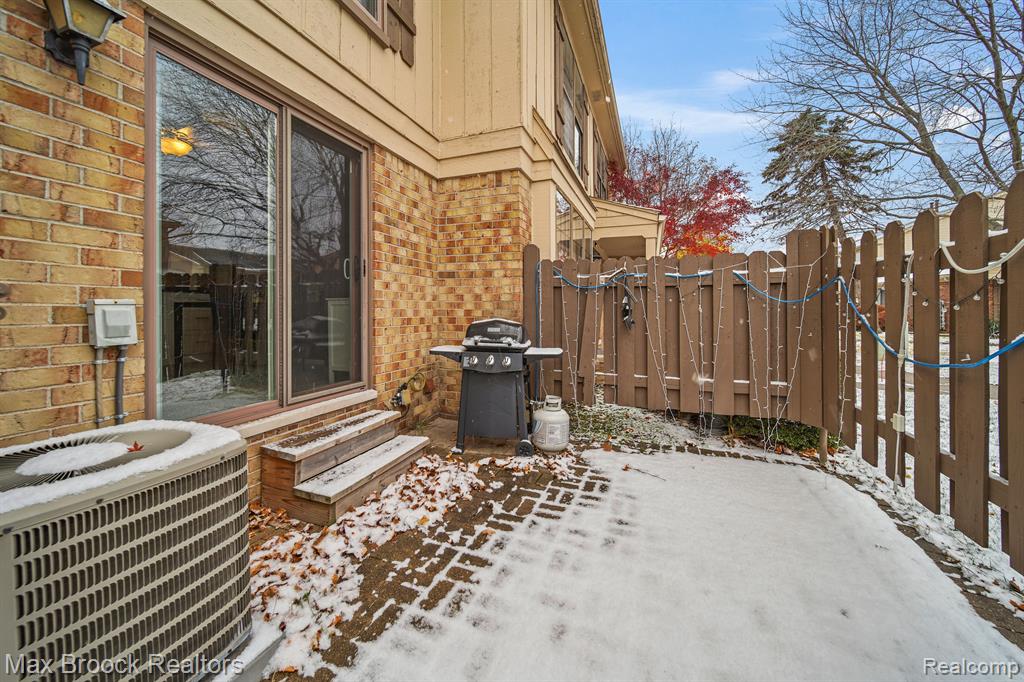 8673 EDGEWATER Lane, Warren, MI 48093 — Photo 16