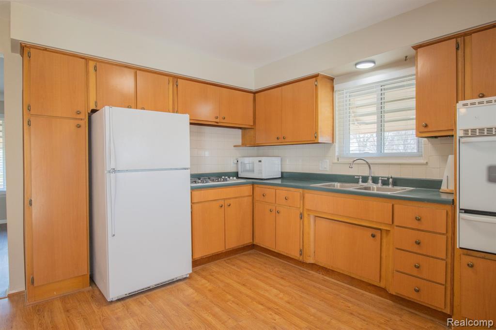 30705 Longfellow Avenue, Madison Heights, MI 48071 — Photo 5