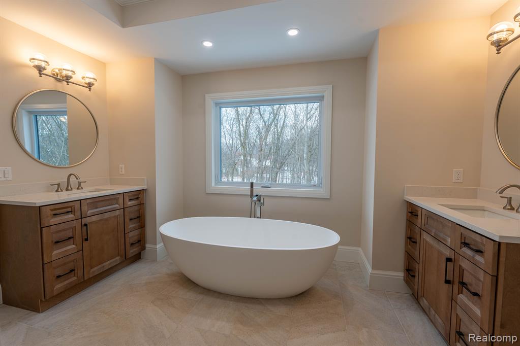 9033 DEERWOOD Road, Clarkston, MI 48348 — Photo 34