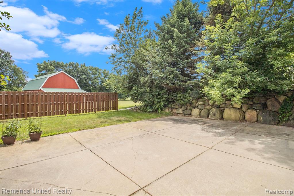 6740 HERBST Road, Brighton, MI 48114 — Photo 38