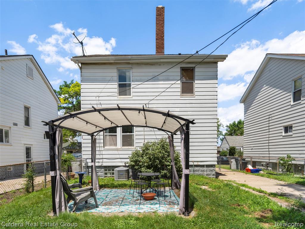 520 E Jarvis Avenue, Hazel Park, MI 48030 — Photo 2