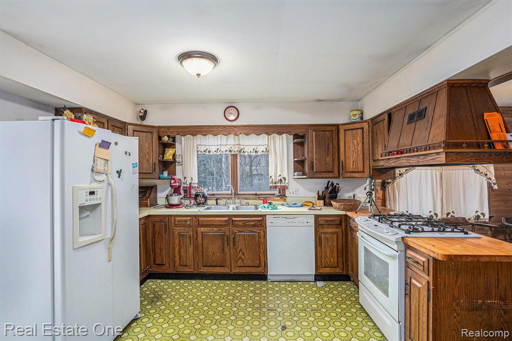5366 LAKESHORE Road, Deckerville, MI 48427 — Photo 7