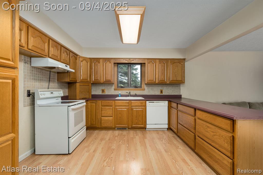 8557 Henderson Road, Goodrich Vlg, MI — Photo 19