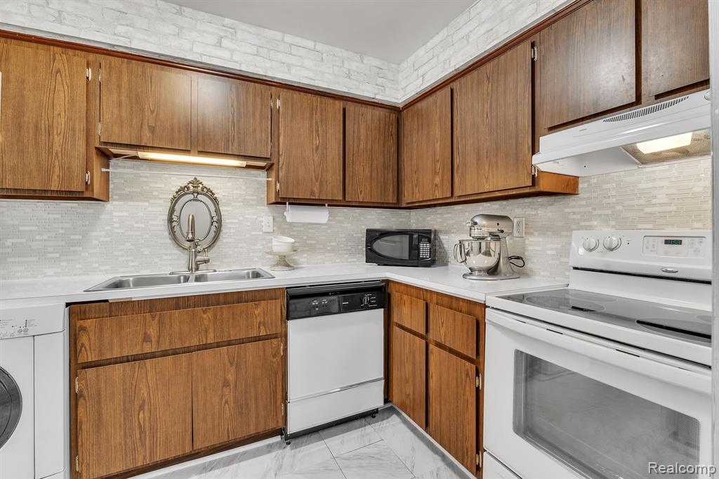 1842 COLONIAL VILLAGE Way, 2, Waterford, MI 48328 — Photo 14