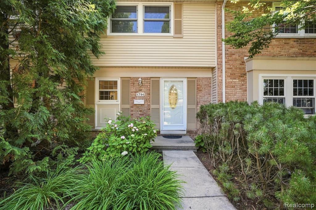 1794 Brentwood Drive, Troy, MI 48098
