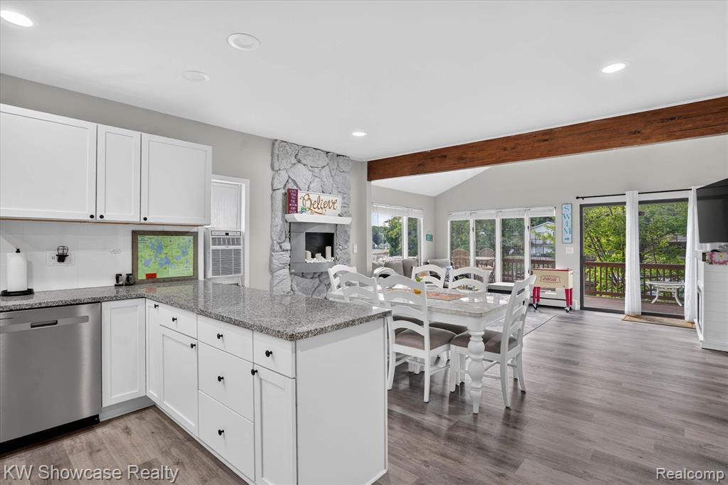 11438 RIVERBANK Lane, Pinckney, MI 48169 — Photo 17