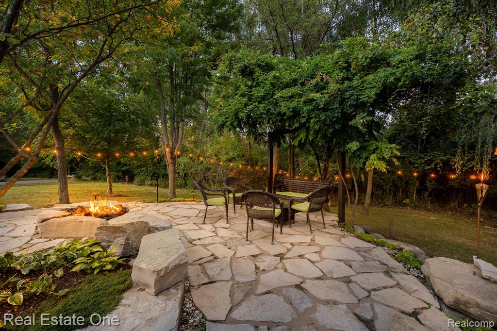 4088 PARKSTONE Court, Troy, MI 48098 — Photo 8