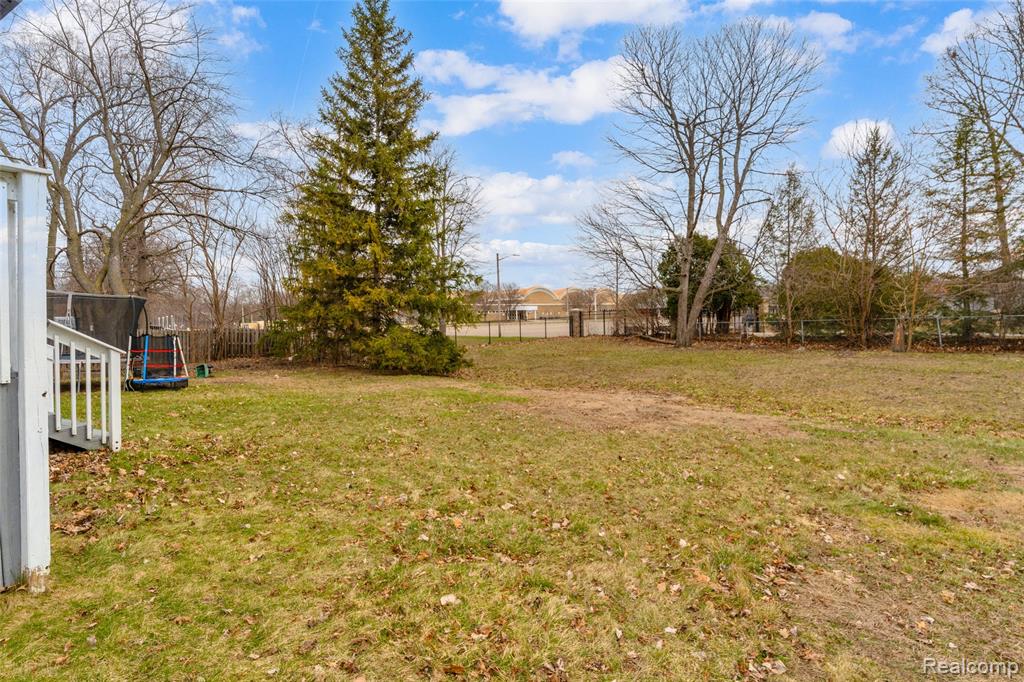 648 Lansdowne Drive, Westland, MI — Photo 33