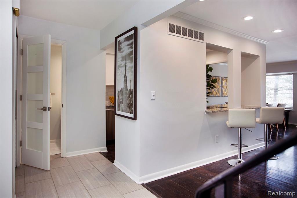 984 STRATFORD Lane E, Bloomfield Hills, MI 48304 — Photo 3