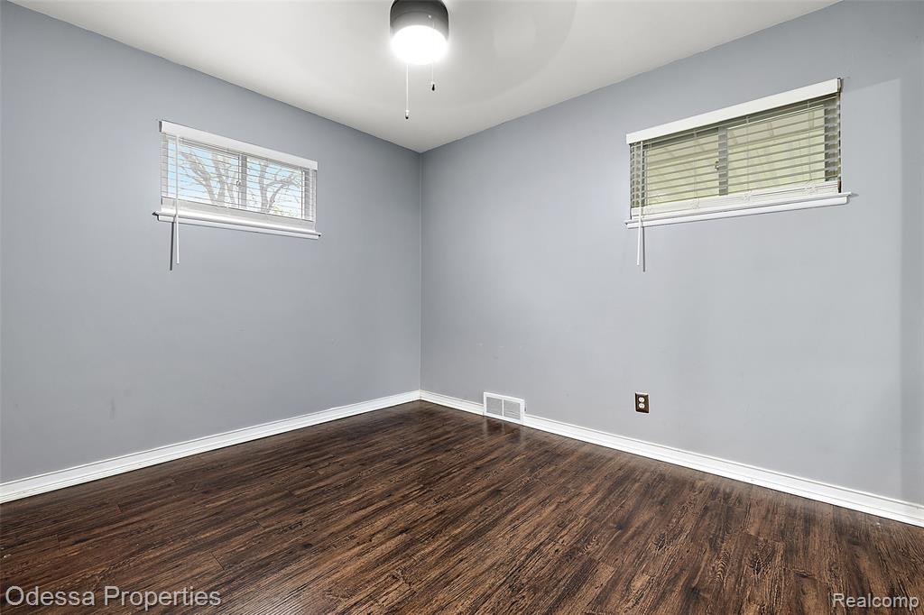 8641 Whitefield Street, Dearborn Heights, MI 48127 — Photo 16