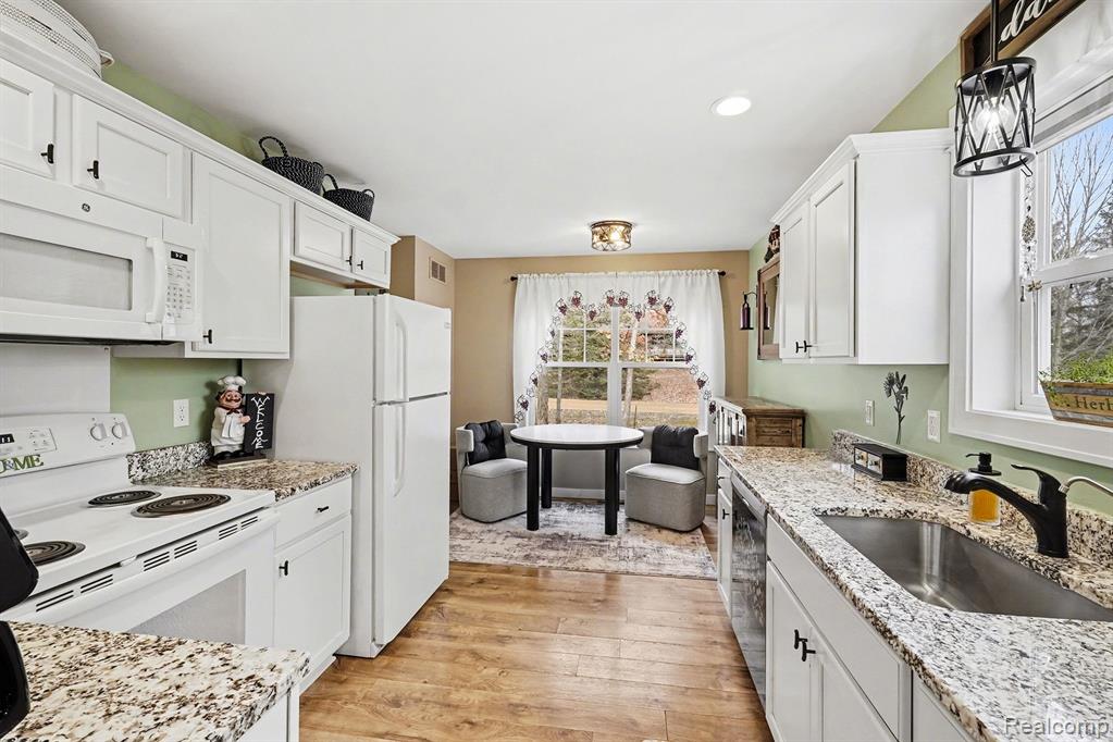 4537 Lakewood Drive, Otter Lake, MI 48464 — Photo 14