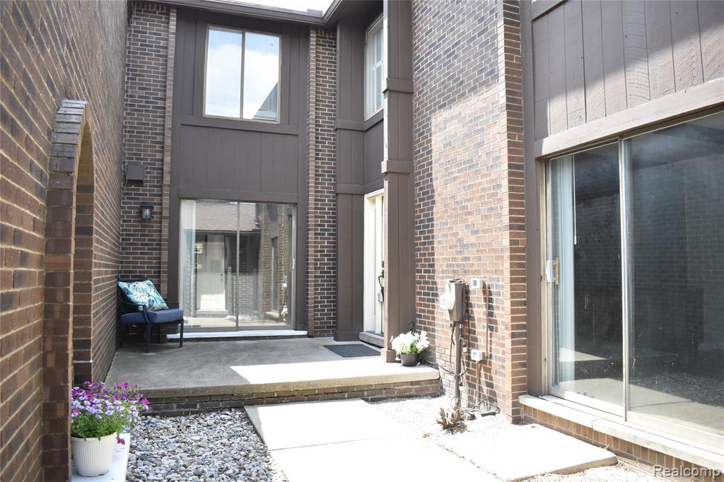 2073 BORDEAUX Street, West Bloomfield, MI 48323 — Photo 3