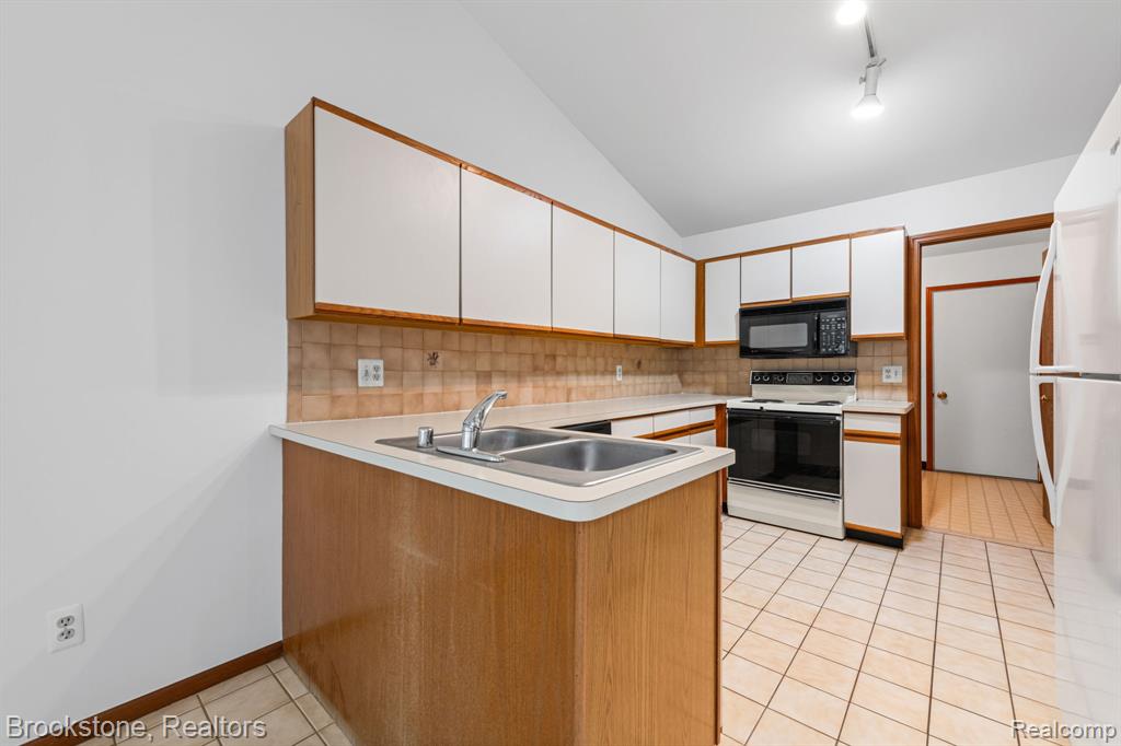 41213 Whispering Oaks Drive, 19, Clinton Twp, MI 48038 — Photo 9