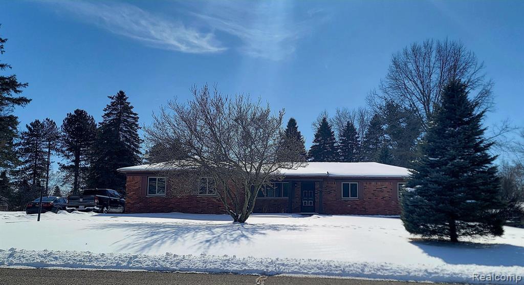 877 DEL SHER Drive, Brighton, MI 48114 — front exterior