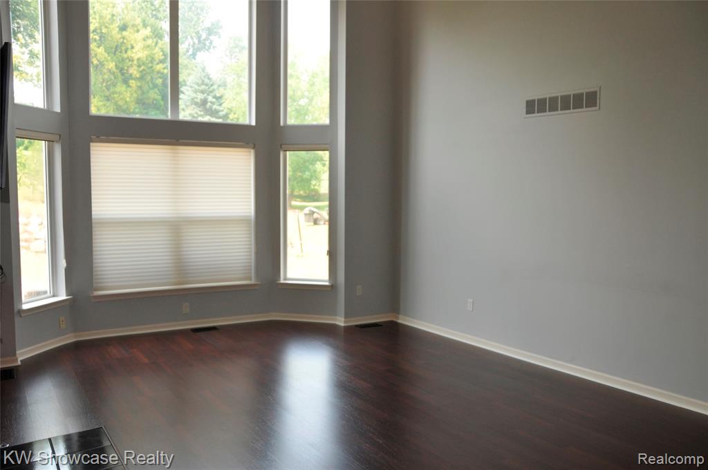 5444 BUELL Drive, Commerce Twp, MI 48382 — Photo 14