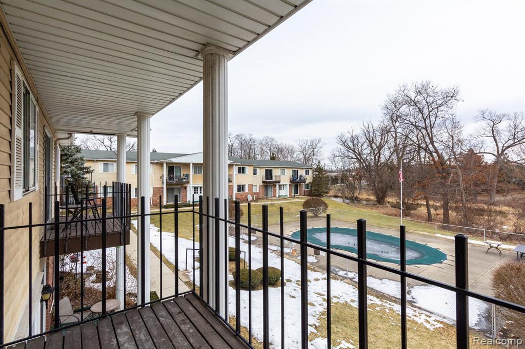 5273 HIGHLAND Road, Waterford, MI 48327 — Photo 18
