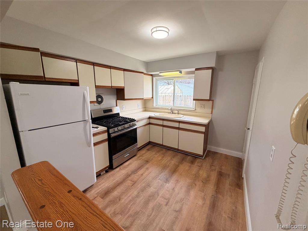 6582 Sterling Court, Garden City, MI — Photo 5