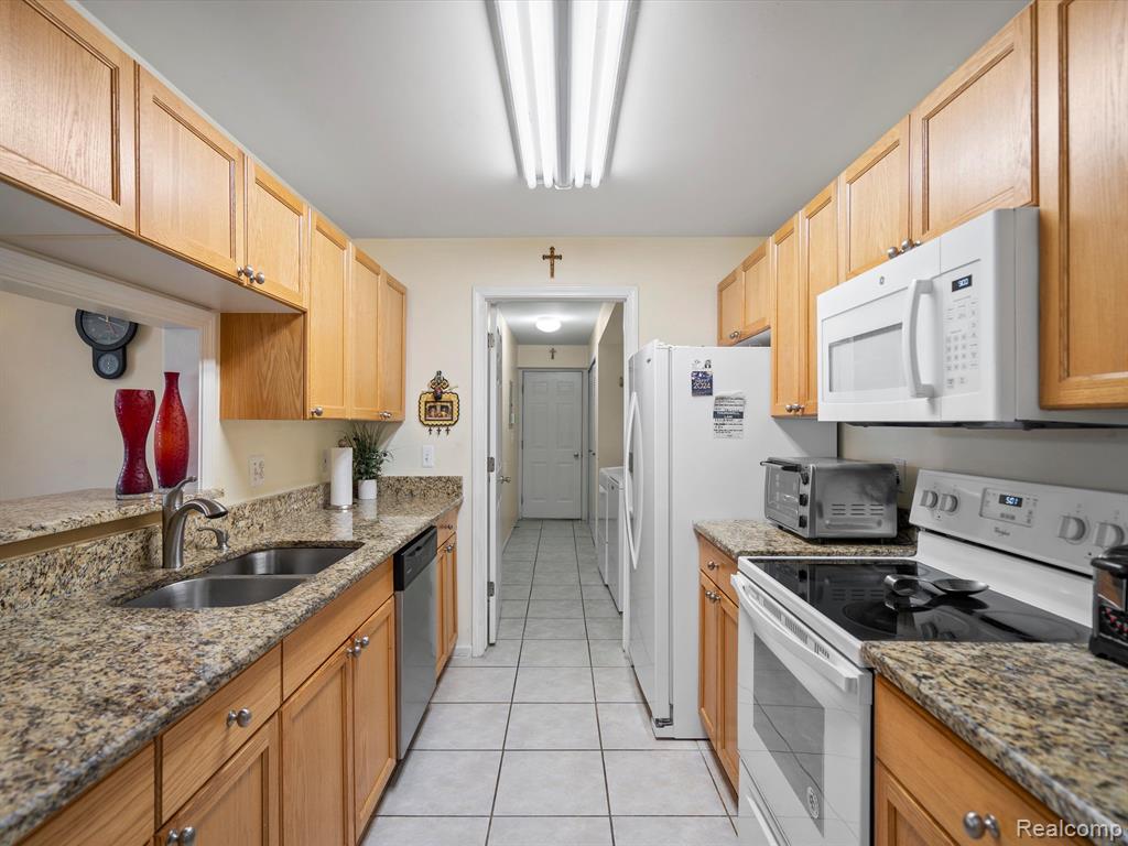 4043 BERKSHIRE Drive, Sterling Heights, MI 48314 — Photo 16