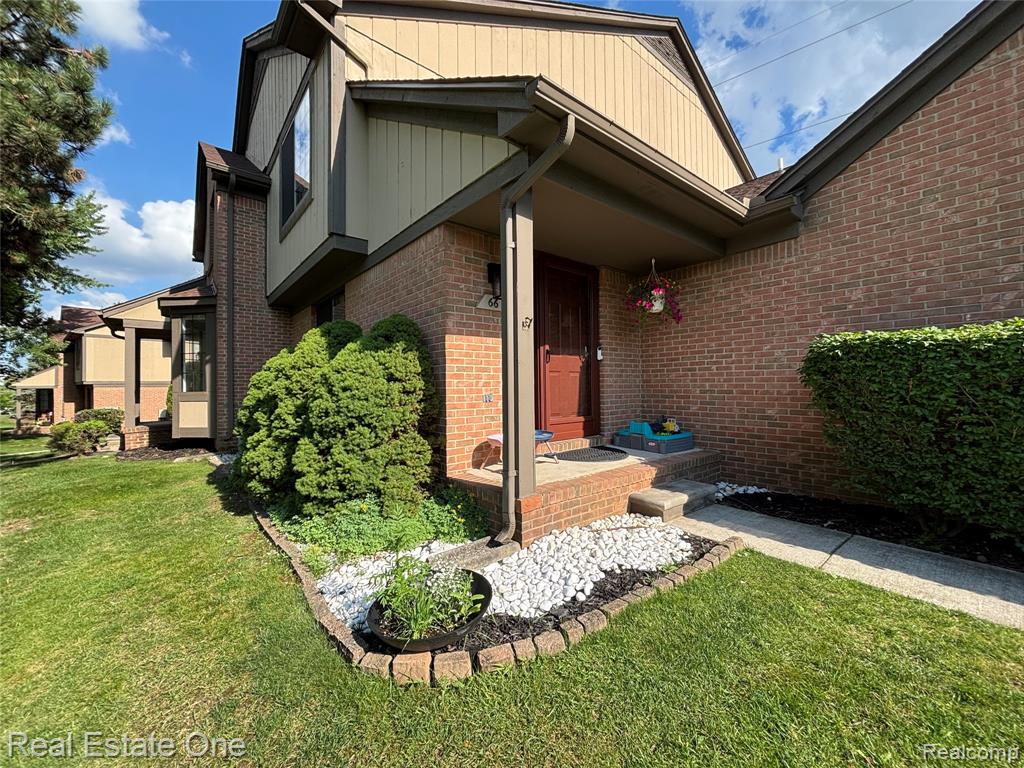 66 Meadow Wood Drive, Rochester Hills, MI 48307 — Photo 20