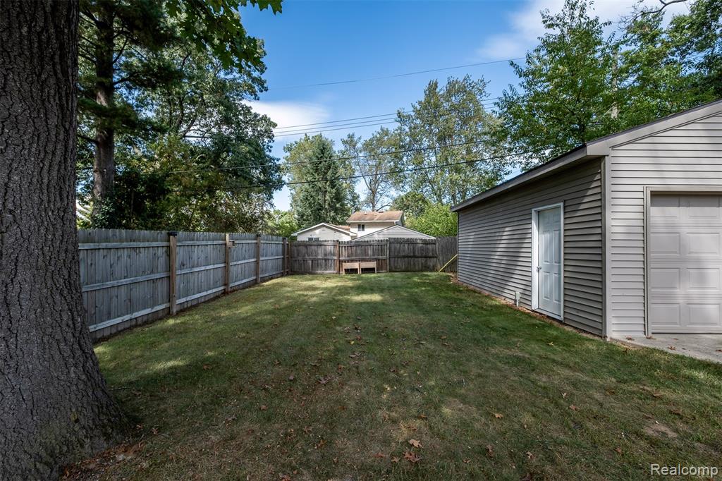 5720 Berkley Drive, Waterford, MI 48327 — Photo 35