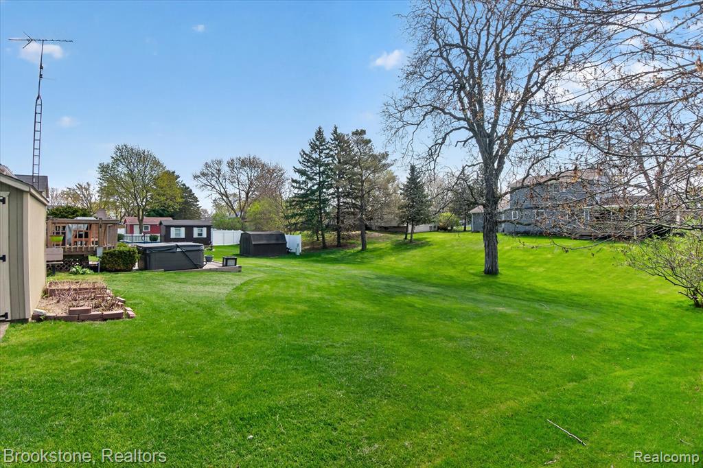 1086 Risecliff Drive, Grand Blanc, MI 48439 — Photo 32
