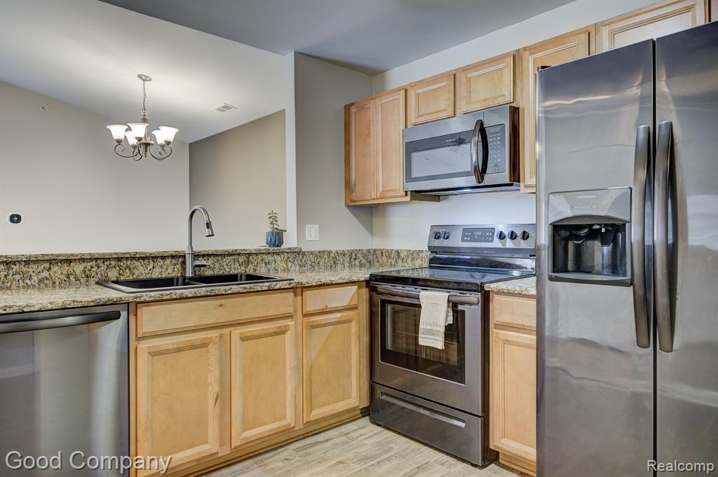 29567 NOTTINGHAM Circle, Livonia, MI 48152 — Photo 16