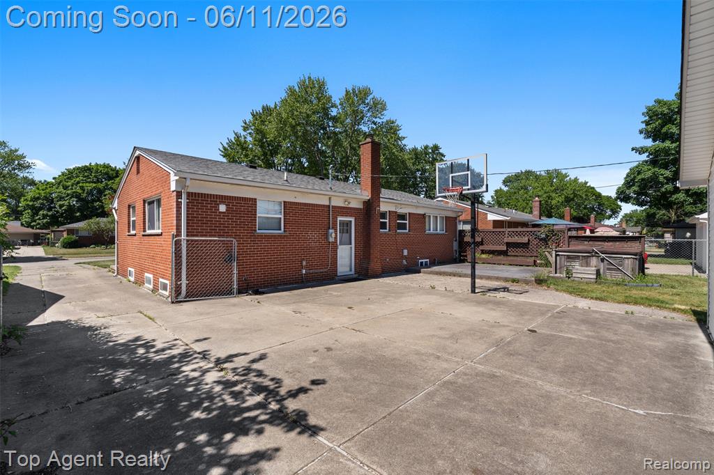 8908 Birkhill Drive, Sterling Heights, MI 48314 — Photo 32