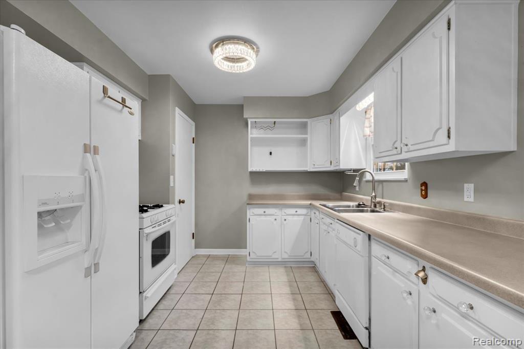4460 Bristolwood Drive, Flint, MI 48507 — Photo 9