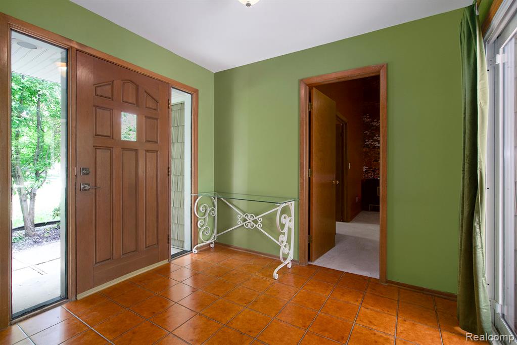 9818 BURNING TREE Drive, Grand Blanc, MI 48439 — Photo 5