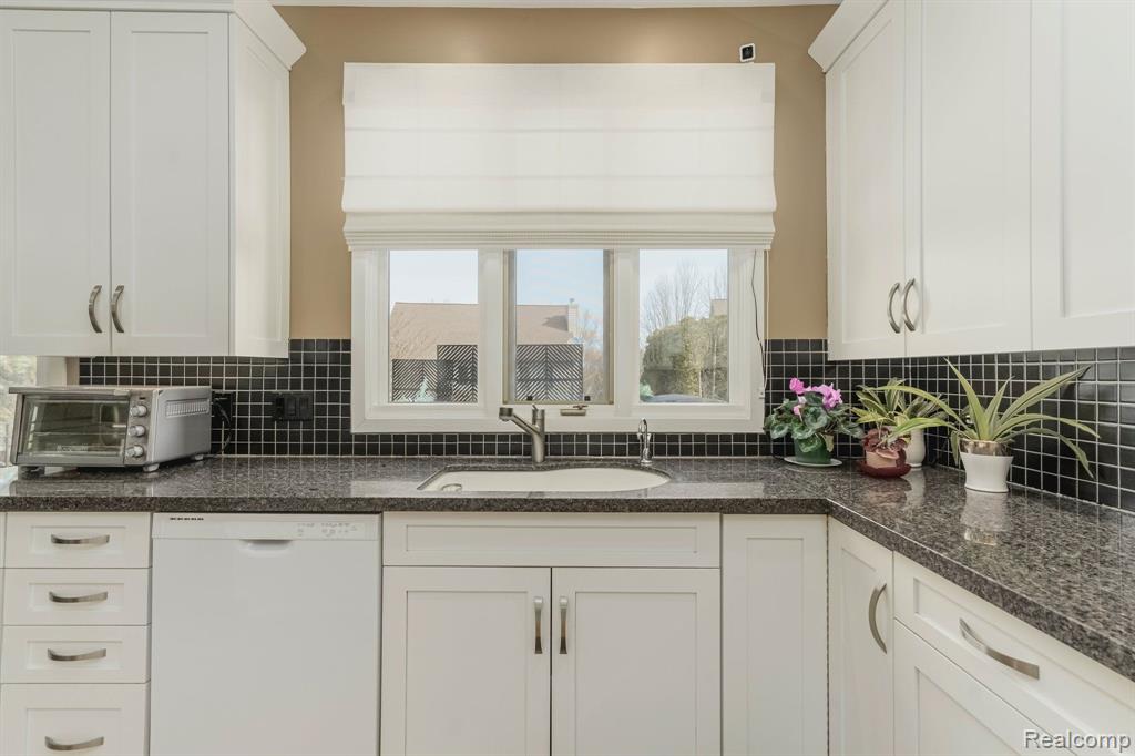 6264 WILDWOOD Lane, West Bloomfield, MI 48324 — Photo 12
