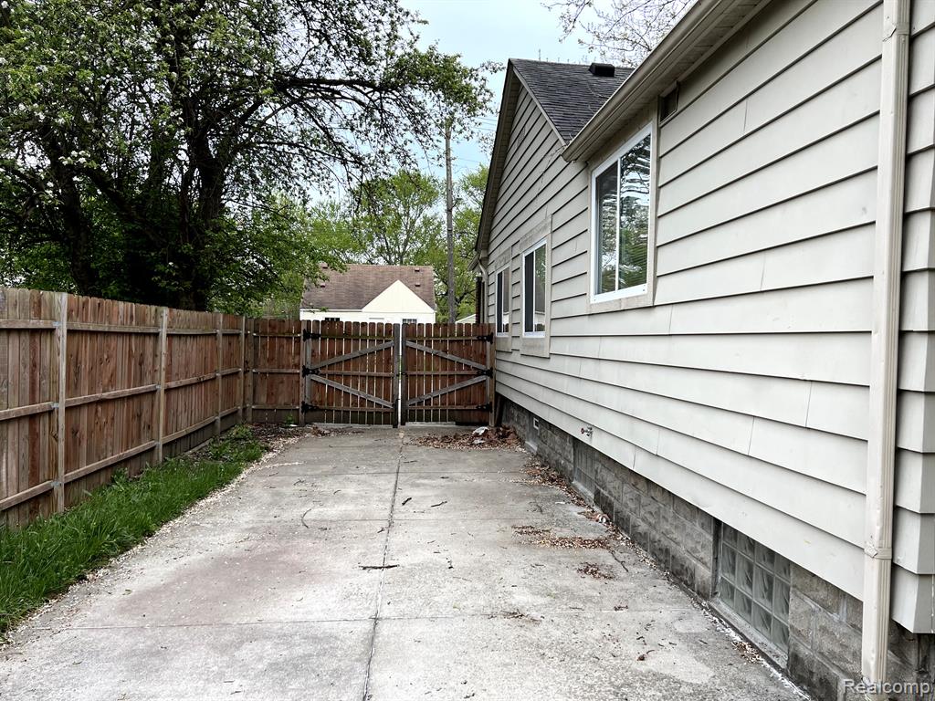 7567 TOEPFER Road, Warren, MI 48091 — Photo 16