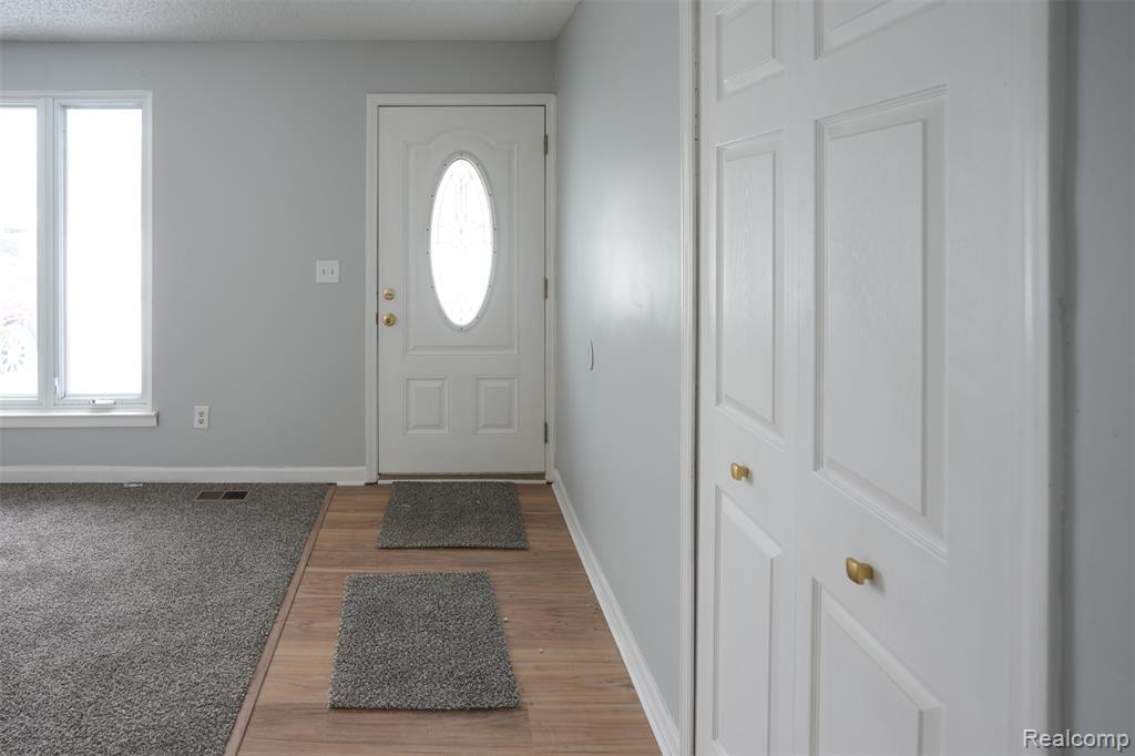 5783 Williamsburg Court, Waterford, MI 48327 — Photo 2