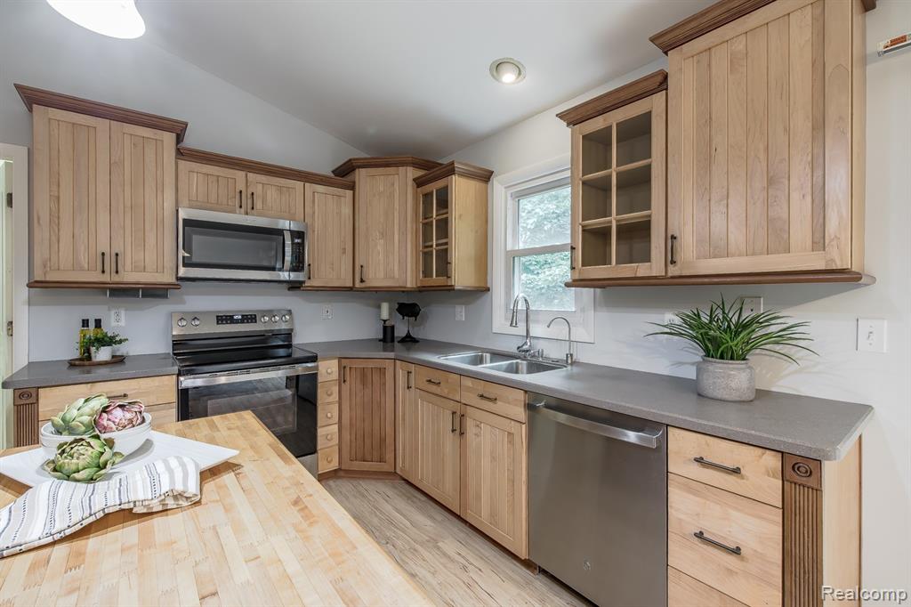 948 McClellan Street, Lake Orion, MI 48362 — Photo 8