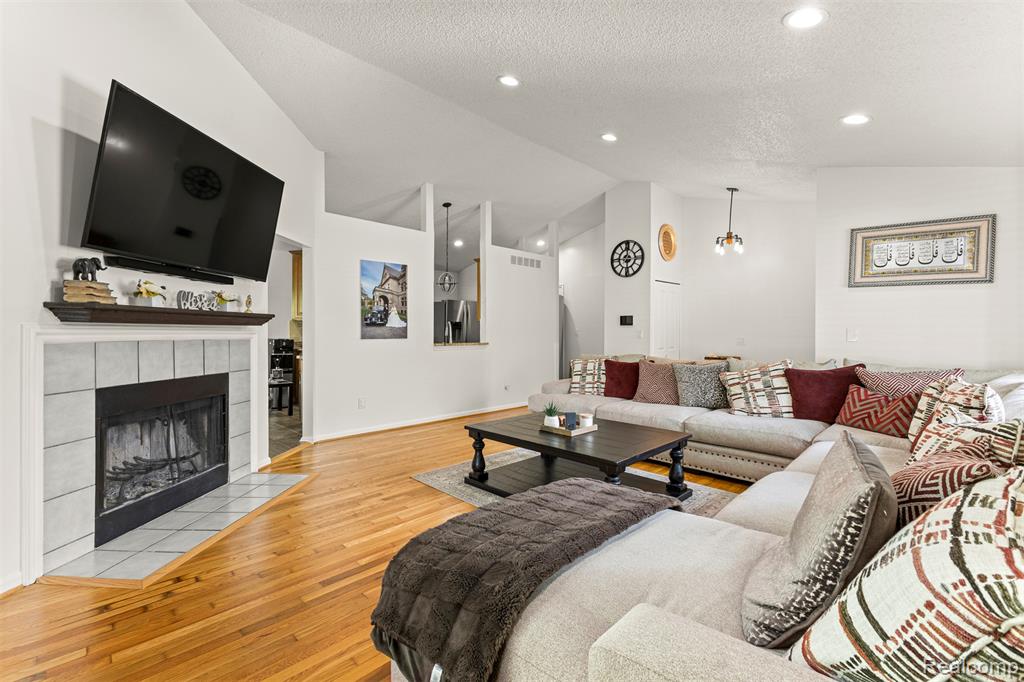 2481 Woodmont Drive E, Canton, MI 48188 — Photo 5