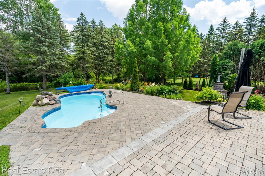 6120 EVANSWOOD Road, Troy, MI, 48085