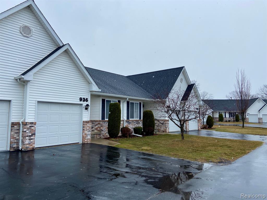 936 LIGHTHOUSE Drive, Marysville, MI 48040 — Photo 2