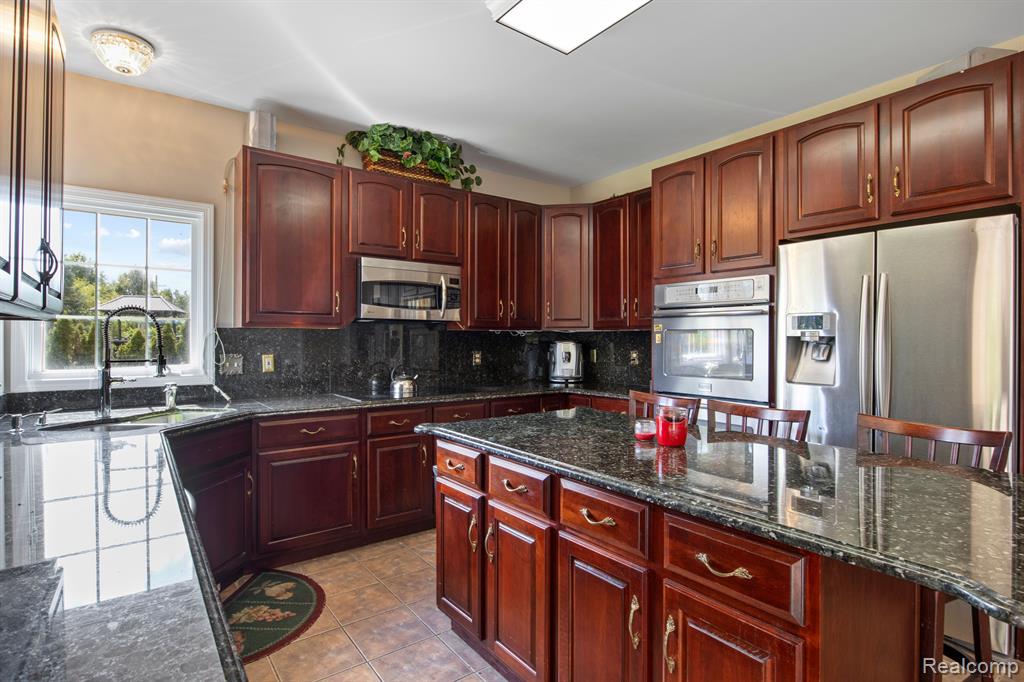 8950 WOODLORE SOUTH Drive, Plymouth, MI 48170 — Photo 17