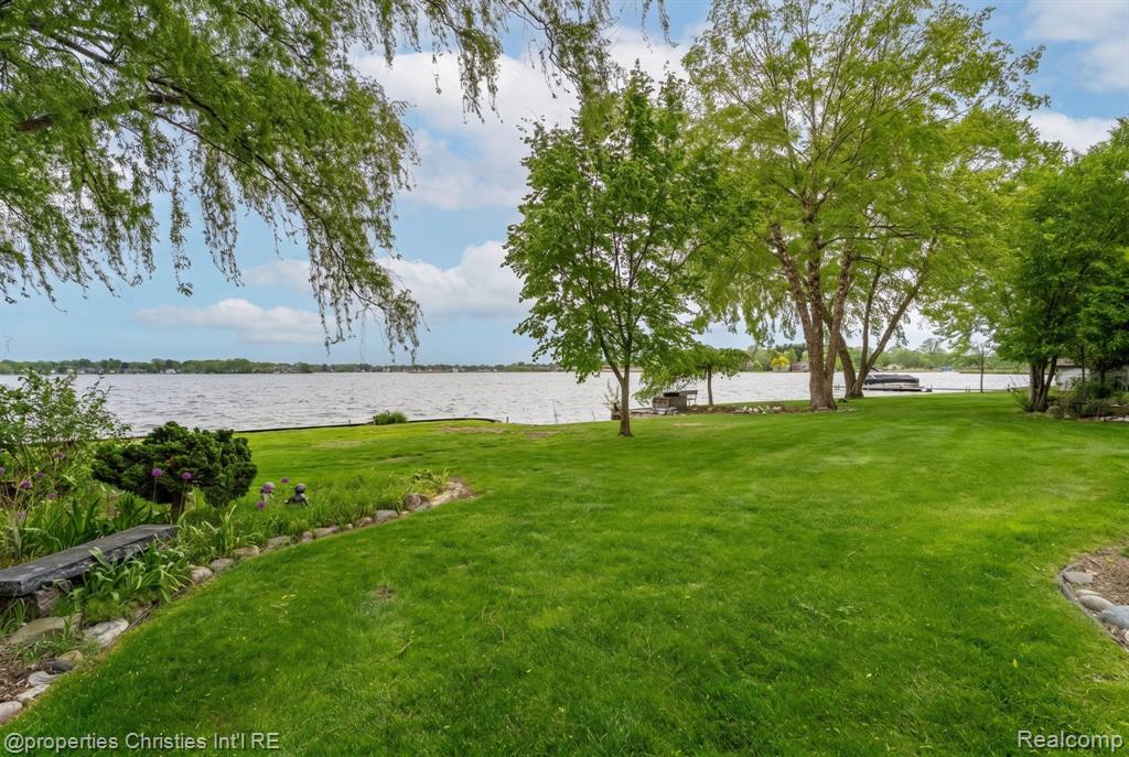 2825 Sylvan Shores Drive, Waterford, MI 48328 — Photo 35