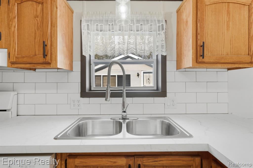 271 Lovell Court, Flushing, MI 48433 — Photo 5