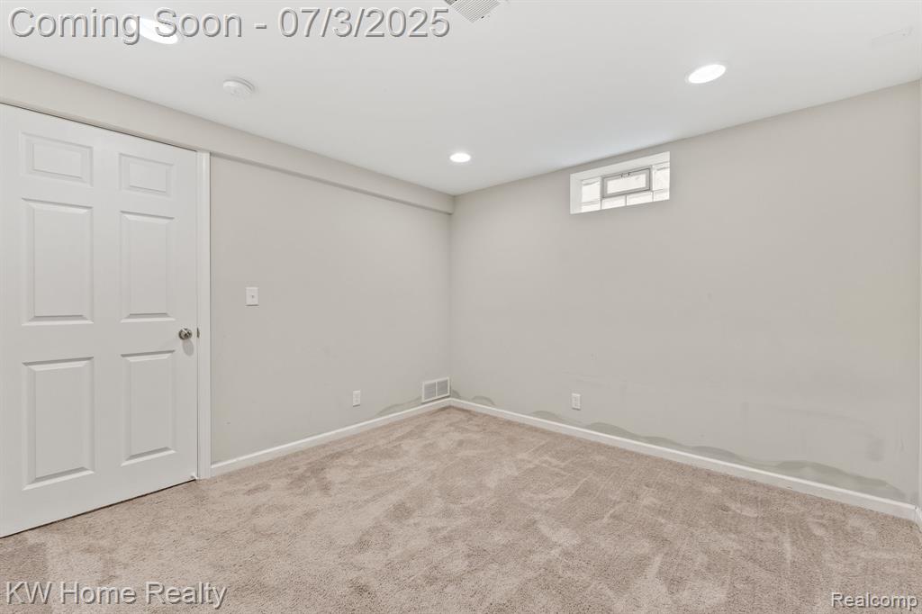 5575 Berkley Drive, Waterford, MI 48327 — Photo 16