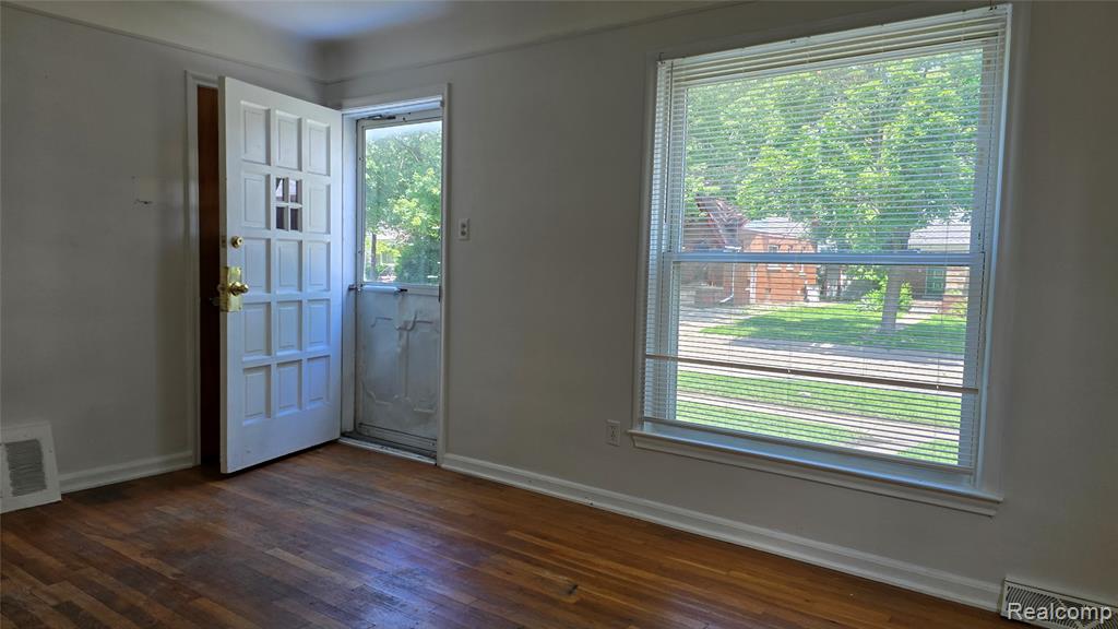 828 E Hayes Avenue, Hazel Park, MI 48030 — Photo 4