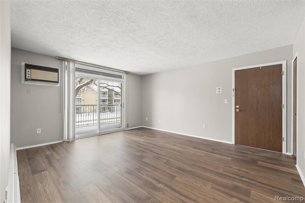 4909 Crooks Road, D6, Royal Oak, MI 48073 — Photo 3
