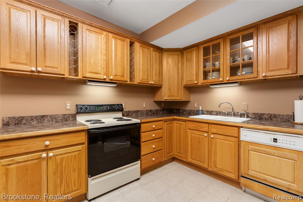 970 Moldovia Drive, White Lake, MI — Photo 44