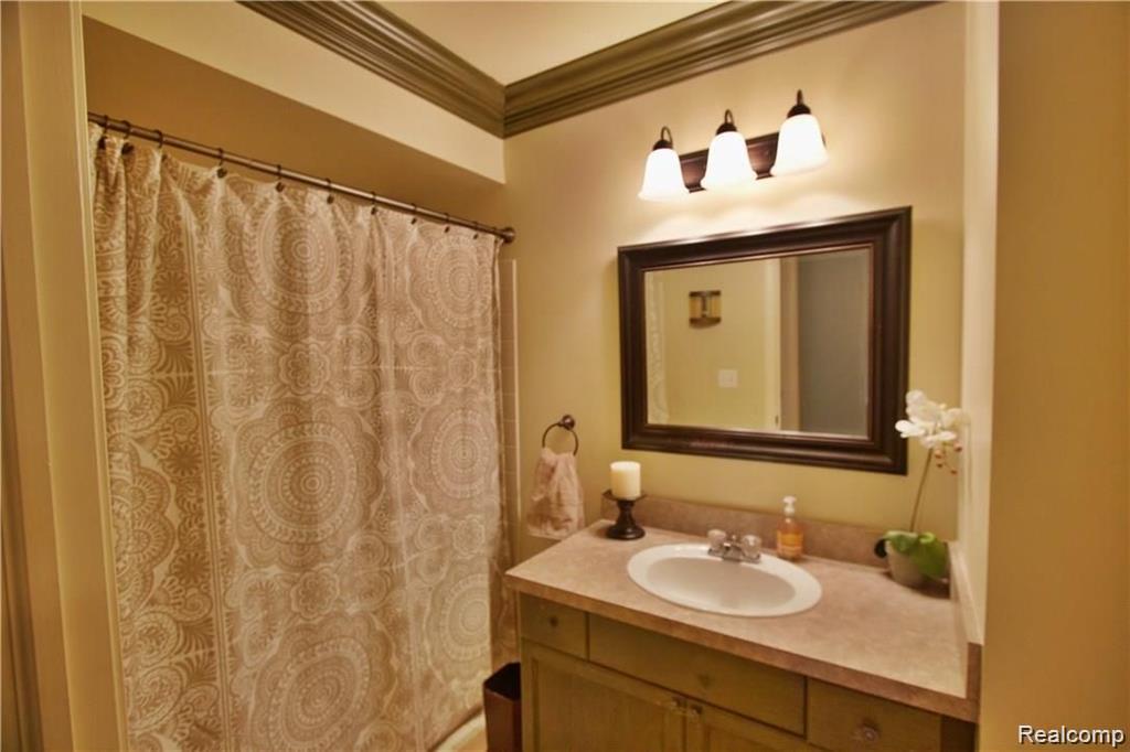 5445 Pine Aires Drive, Sterling Heights, MI 48314 — Photo 12