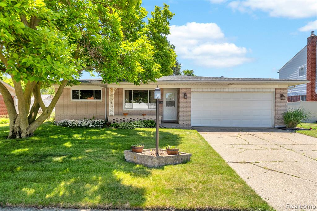 4840 Iowa Drive, Warren, MI 48092
