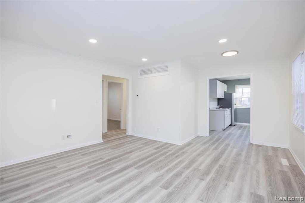 10111 Albany Street, Oak Park, MI 48237 — Photo 4
