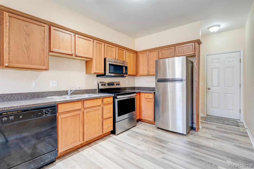 41211 N MAPLEWOOD Drive, Canton, MI 48187 — Photo 16